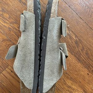 Classic Arizona Birkenstock’s in Taupe